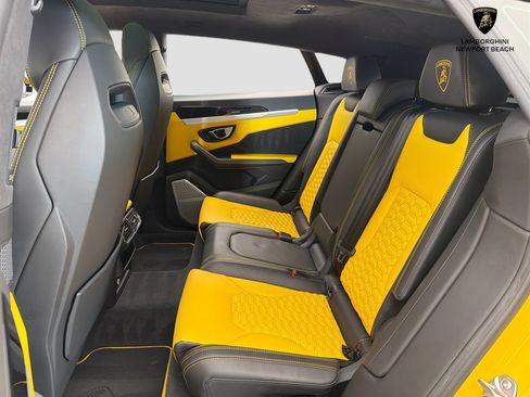Used 2022 Lamborghini Urus AWD/4WD image 30