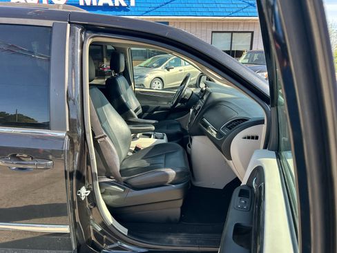 Used 2015 Chrysler Town & Country Touring FWD image 19