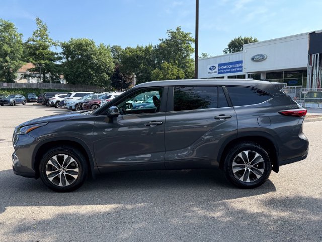Used 2023 Toyota Highlander XLE AWD/4WD image 5