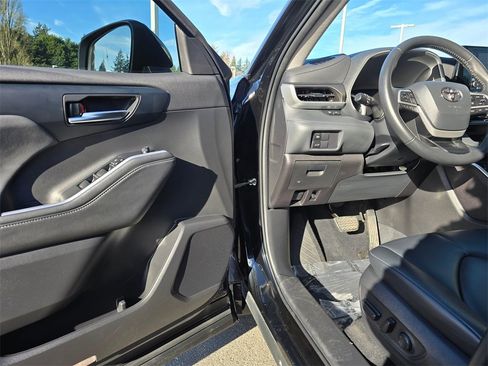 Certified 2022 Toyota Highlander XLE image 20