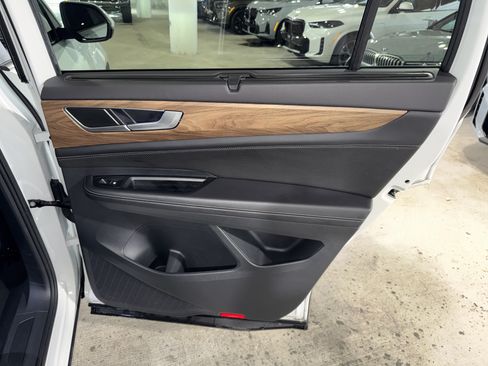 Used 2024 Volkswagen Atlas SE FWD image 11