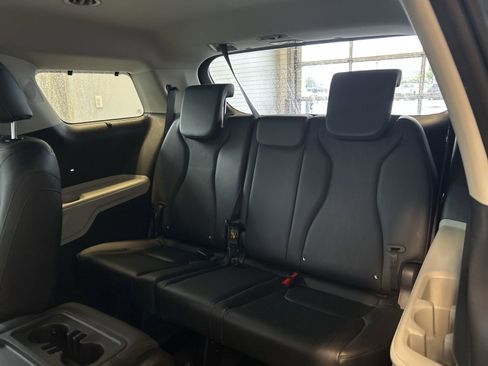 Certified 2024 Kia Carnival EX image 15