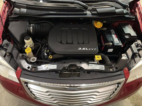 Used 2016 Chrysler Town & Country Touring image 30