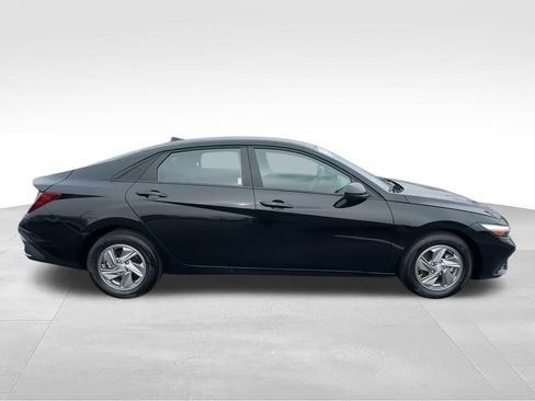 Used 2024 Hyundai Elantra SE FWD image 9