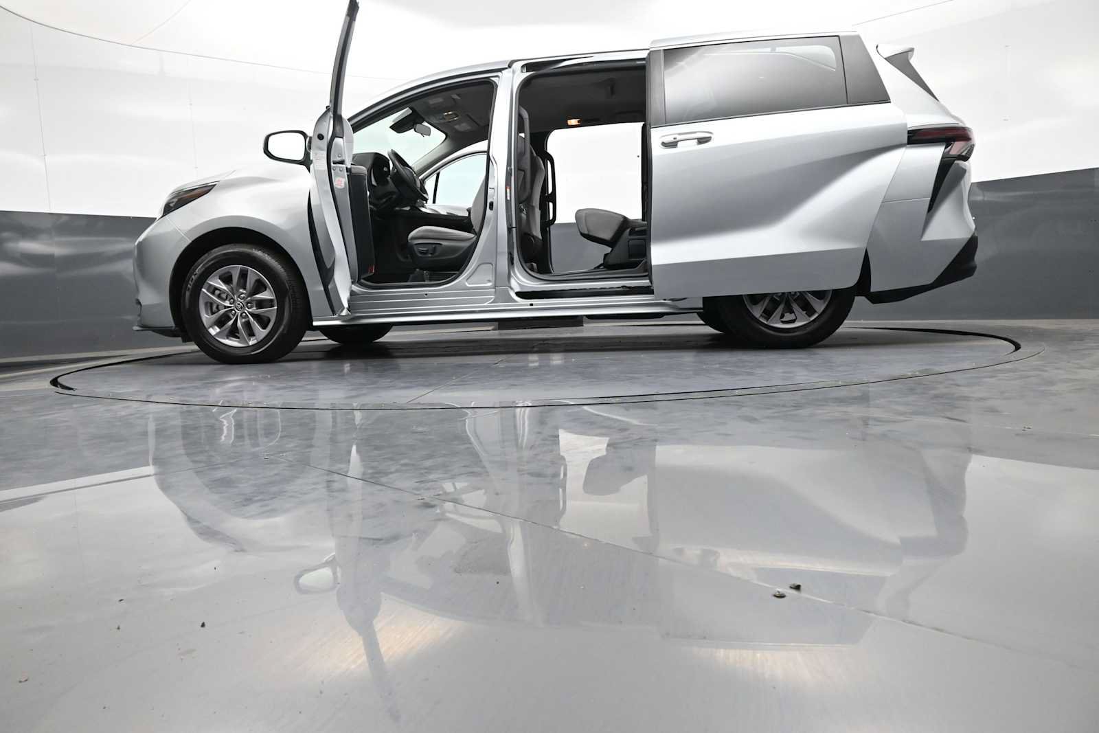 Used 2025 Toyota Sienna LE FWD image 49