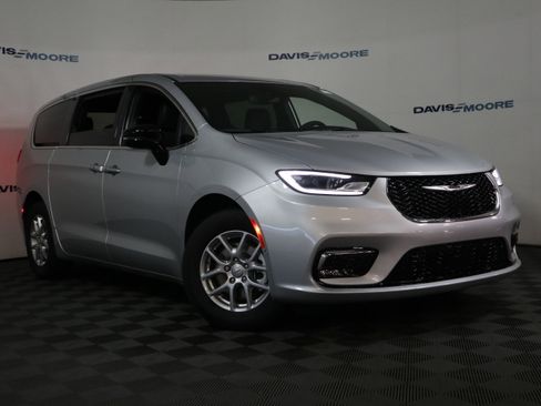 New 2026 Chrysler Pacifica Select image 2