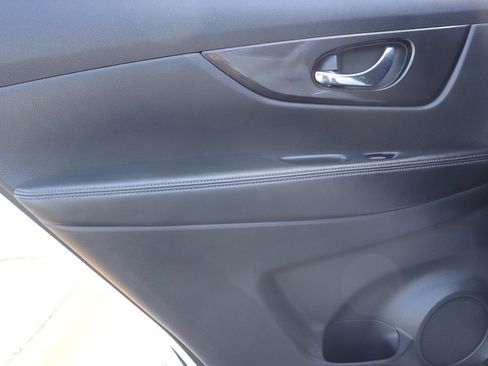 Used 2018 Nissan Rogue SV FWD image 11