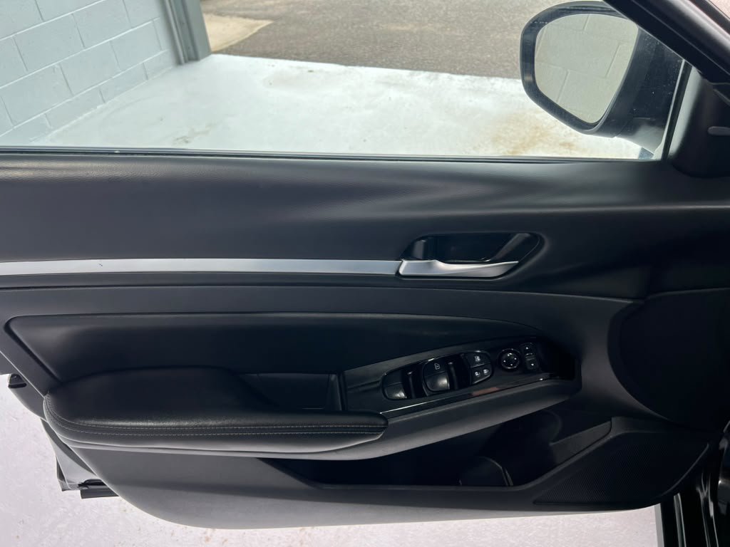 Used 2023 Nissan Altima 2.5 SV FWD image 23