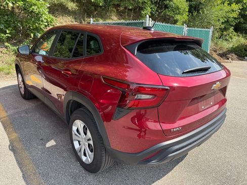 Used 2024 Chevrolet Trax LS FWD image 4