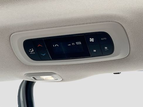 Used 2023 Chrysler Pacifica Limited FWD image 26