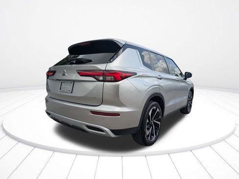 Used 2024 Mitsubishi Outlander SE image 3