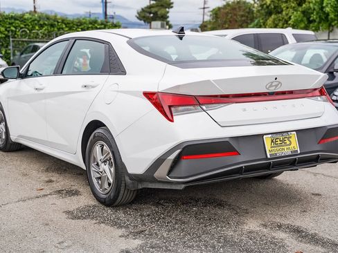 Certified 2025 Hyundai Elantra SE image 8