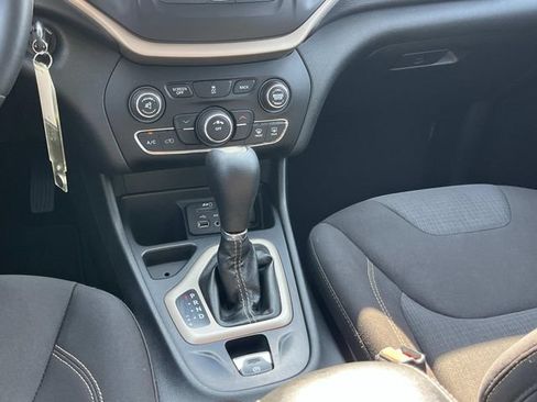 Used 2015 Jeep Cherokee Latitude FWD image 15