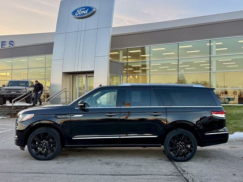 Used 2022 Lincoln Navigator L Reserve image 2