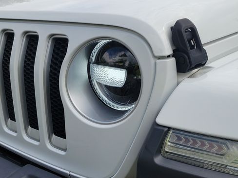 Used 2018 Jeep Wrangler Unlimited Sahara AWD/4WD image 9
