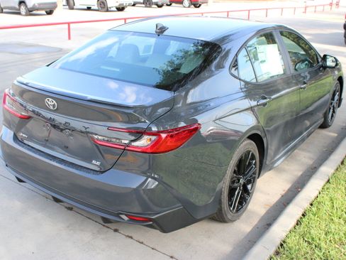 Used 2026 Toyota Camry SE FWD image 9