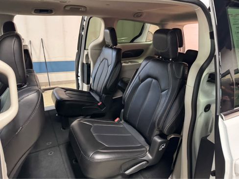 Used 2024 Chrysler Pacifica Touring-L image 14
