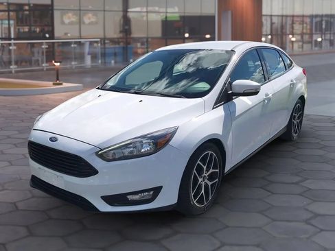 Used 2018 Ford Focus SE w/ SE Appearance Package FWD image 6