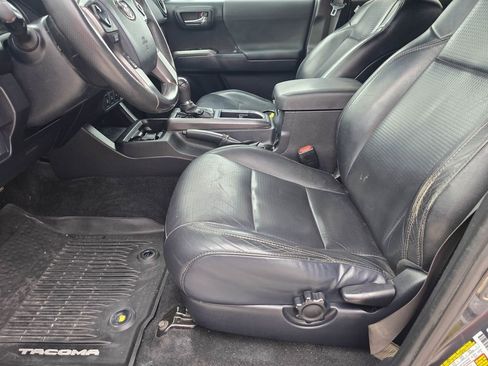 Used 2019 Toyota Tacoma TRD Sport AWD/4WD image 10