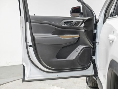 Used 2023 GMC Acadia SLE w/ Driver Convenience Package image 12