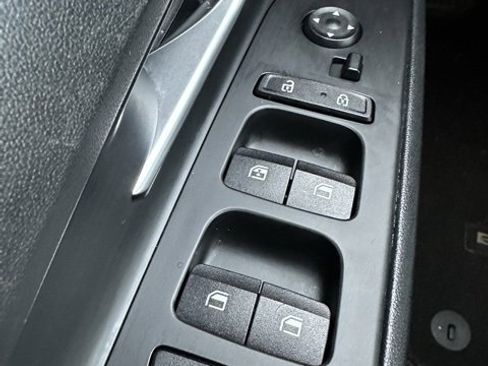 Used 2023 Hyundai Elantra Limited image 18