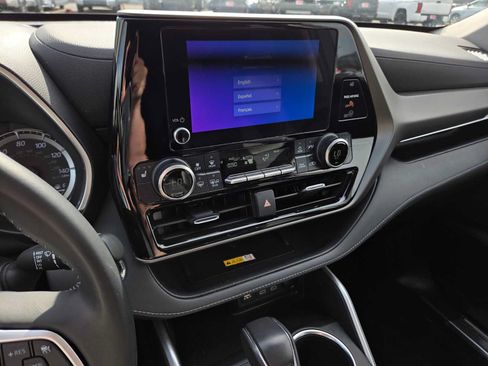 Used 2023 Toyota Highlander XLE AWD/4WD image 30