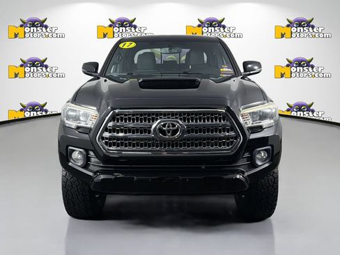 Used 2017 Toyota Tacoma TRD Sport AWD/4WD image 2