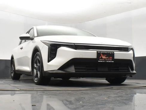 Used 2025 Kia K4 image 12