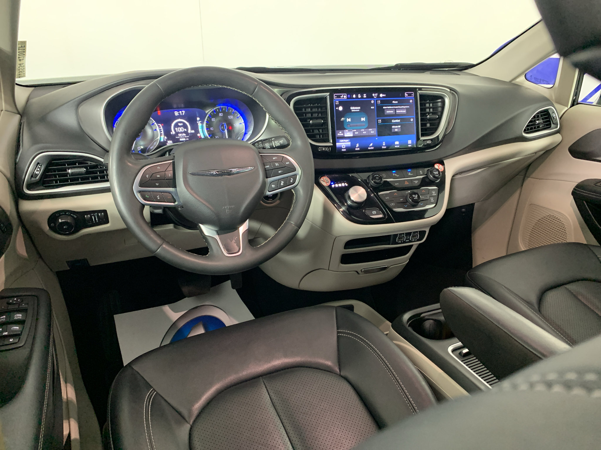 Used 2024 Chrysler Pacifica Touring-L FWD image 29
