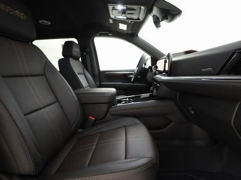 Used 2025 Chevrolet Suburban High Country image 30