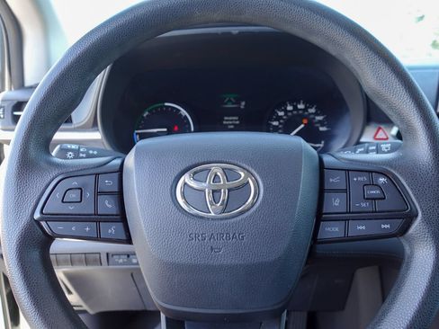 Used 2024 Toyota Sienna LE FWD image 16