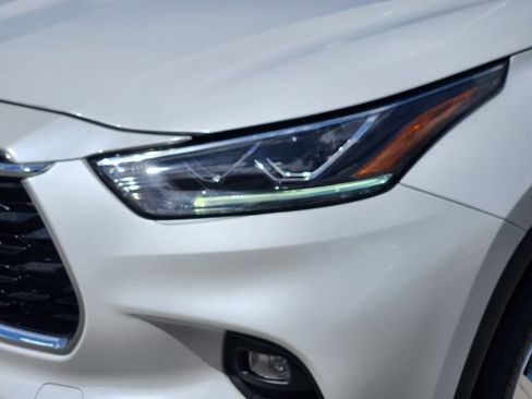 Certified 2025 Toyota Highlander Limited FWD image 9