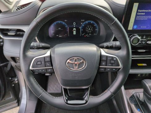 Used 2023 Toyota Highlander Platinum image 18