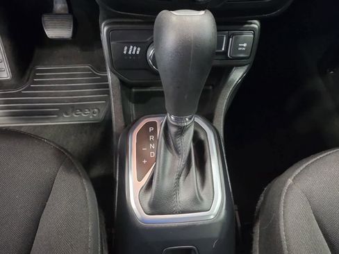 Used 2019 Jeep Renegade Latitude w/ Cold Weather Group AWD/4WD image 17