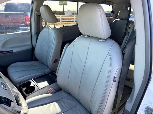 Used 2011 Toyota Sienna XLE image 10