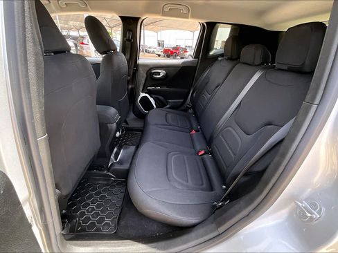 Used 2018 Jeep Renegade Latitude FWD image 19