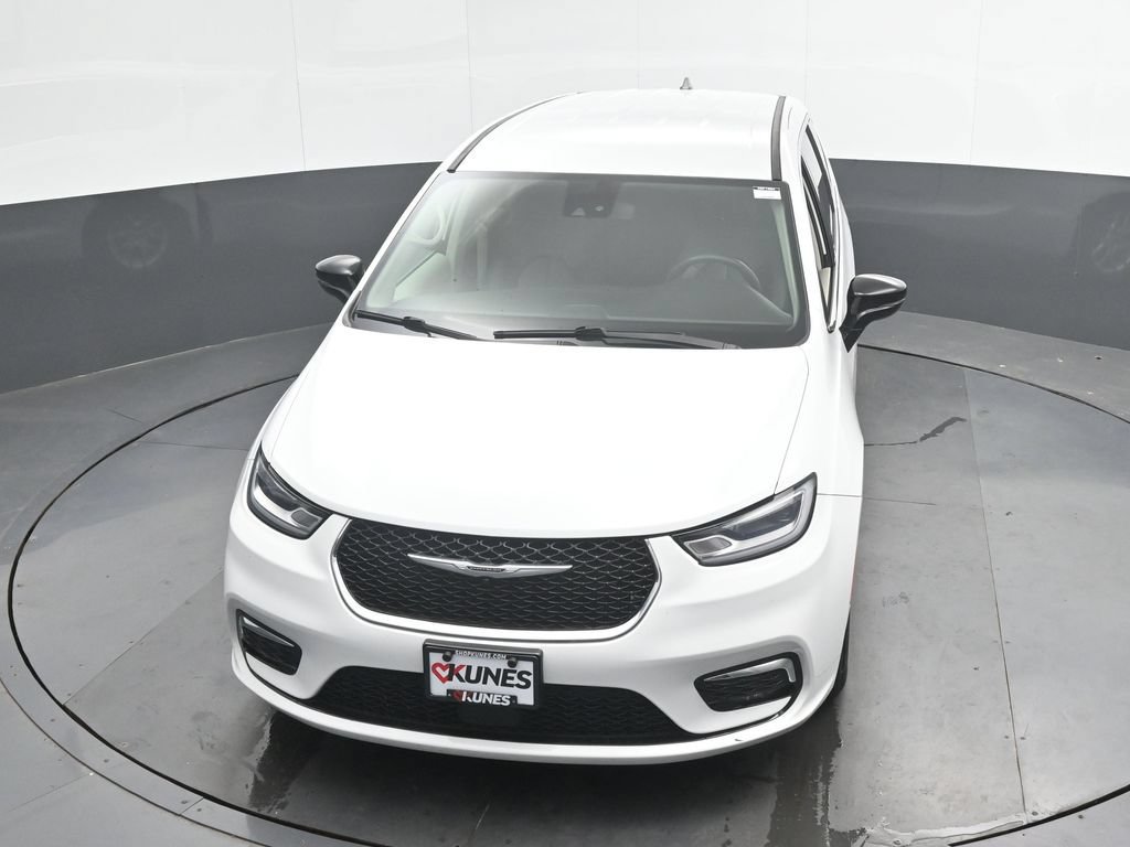 Used 2024 Chrysler Pacifica Touring-L FWD image 35