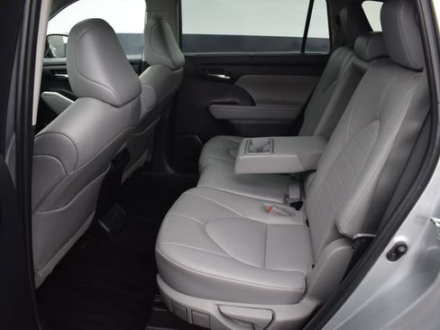 Used 2022 Toyota Highlander XLE image 15