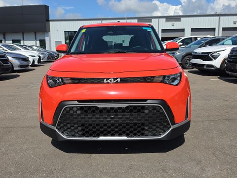 Certified 2025 Kia Soul LX w/ LX Technology Package FWD image 3
