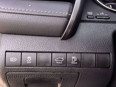 Used 2020 Toyota Camry SE w/ Convenience Package FWD image 19