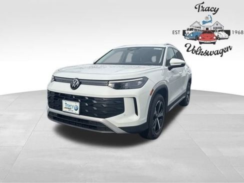 New 2025 Volkswagen Tiguan SE image 3