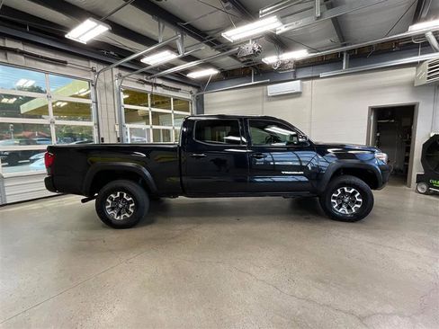 Used 2018 Toyota Tacoma TRD Off-Road w/ Technology Package AWD/4WD image 6