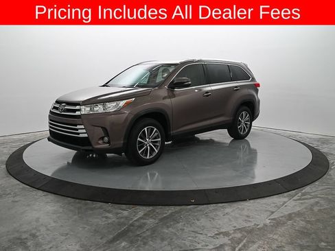 Used 2019 Toyota Highlander XLE FWD image 1