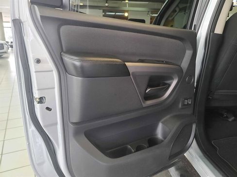 Used 2015 Nissan Titan SV image 11