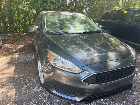 Used 2018 Ford Focus SE image 2