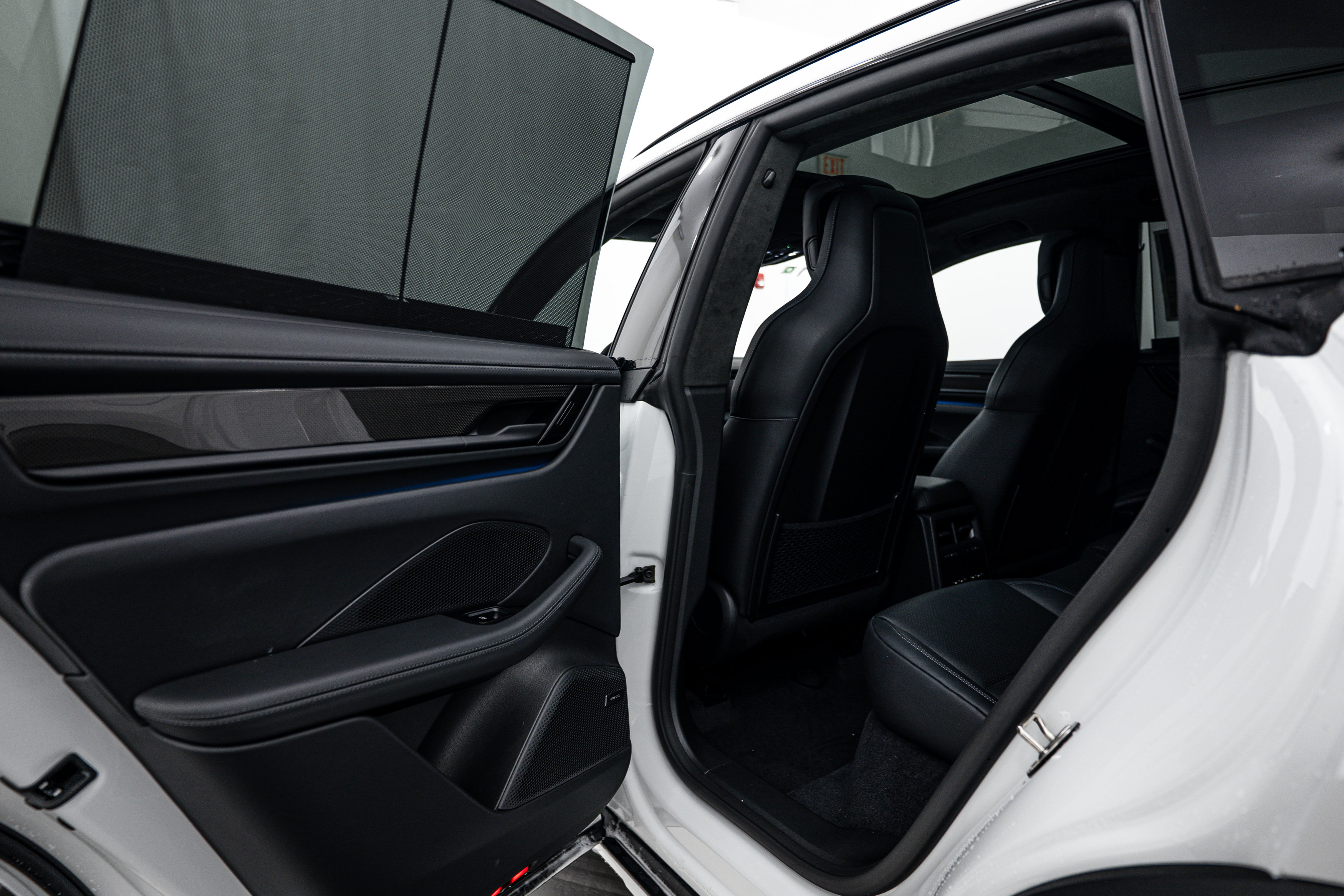 Certified 2025 Porsche Macan Turbo Electric AWD/4WD image 23