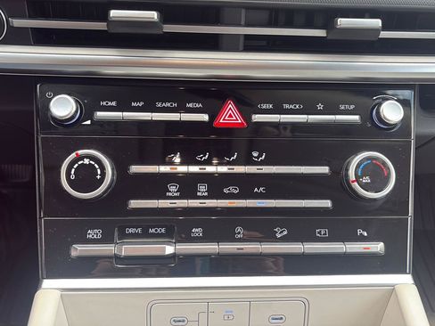 Used 2025 Hyundai Santa Fe SE AWD/4WD image 16