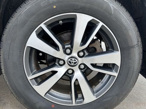 Used 2018 Toyota RAV4 XLE AWD/4WD image 11