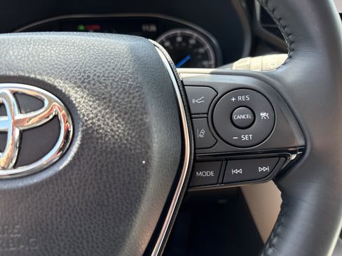 Used 2024 Toyota Venza XLE AWD/4WD image 18