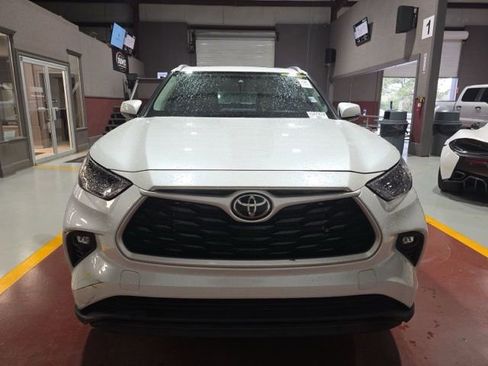Used 2022 Toyota Highlander XLE image 4